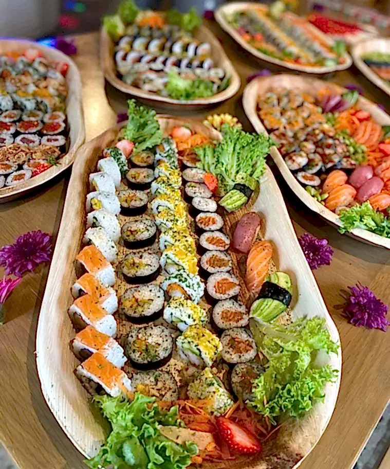 Extra Large 22" x 12" Oval Disposable Palm Leaf Wooden Platter Tray - Eco Leaf Products